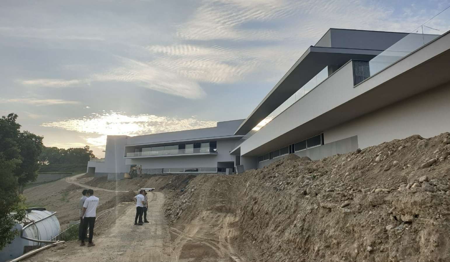 工地施工人員與基礎工程現場